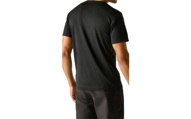 Mann von hinten, trägt schwarzes kurzärmeliges T‑Shirt und schwarze Shorts, Körper leicht nach rechts gedreht, heller einfarbiger Hintergrund