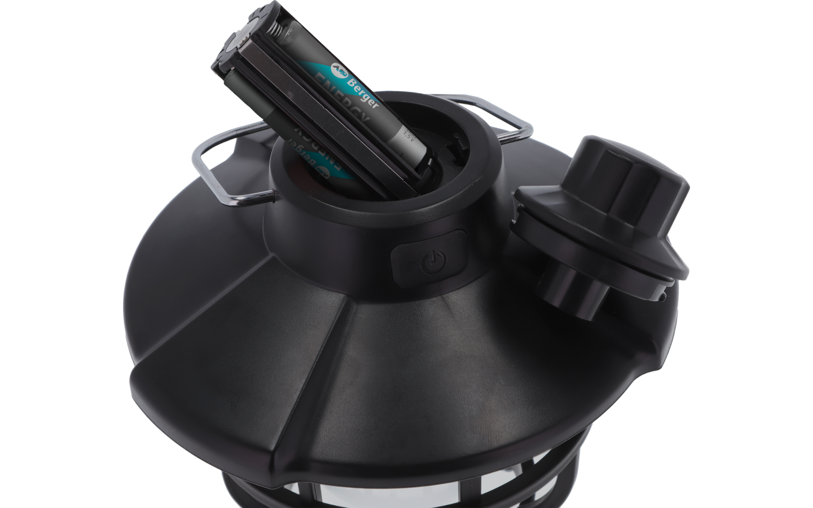 Schwarzer Kunststoffkopf mit offenem Batteriefach, zwei zylindrische Batterien mit roten Etiketten sichtbar, Metallkontakte, rechts abgelegener runder Schraubverschluss, darunter weiße Kunststofffläche und schwarzes Gitter