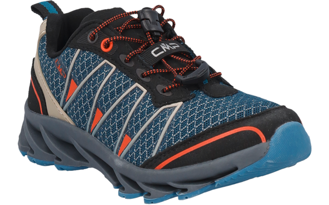 Ein einzelner blauer Schuh, Seitenansicht, gemustertes Mesh-Obermaterial, schwarze Besätze, orangefarbene Details, schwarz-rote Schnürsenkel, graue Sohle mit blauem Profil