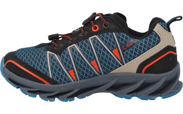 Ein einzelner Schuh in Seitenansicht, blaues Mesh mit hellblauem Wabendesign, graue Verstärkungen, schwarze Ferse, orangefarbene Zierstreifen und Ösen, schwarz-orange Schnürsenkel, profilierte dunkelblaue Sohle, Fersenschlaufe, sichtbares "CMP"-Logo 