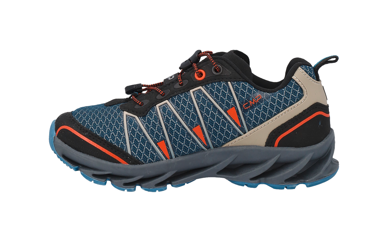 Ein einzelner Schuh in Seitenansicht, blaues Mesh mit hellblauem Wabendesign, graue Verstärkungen, schwarze Ferse, orangefarbene Zierstreifen und Ösen, schwarz-orange Schnürsenkel, profilierte dunkelblaue Sohle, Fersenschlaufe, sichtbares "CMP"-Logo 