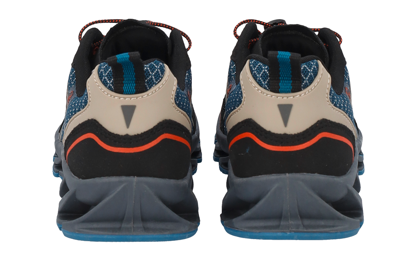 Rückansicht eines Paars Sneakers nebeneinander, blau-schwarz-graue Obermaterialien mit orangener Zierlinie und gemustertem Stoff, dicke graue Sohlen