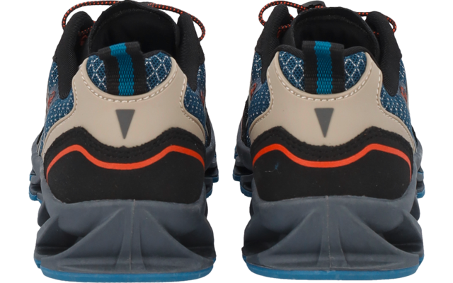 Rückansicht eines Paars Sneakers nebeneinander, blau-schwarz-graue Obermaterialien mit orangener Zierlinie und gemustertem Stoff, dicke graue Sohlen