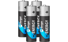 Vier AA-Batterien gruppiert, silberne Oberseiten mit '+'-Zeichen, schwarze Etiketten mit blauem Dreieck und Schrift 'ENERGY'