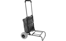 Armazón metálico con dos ruedas grandes, plataforma de carga plana, bolsa de tela negra y asa telescópica extendida