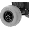 Plano detalle de una rueda gris con la inscripción en relieve 'BEACH WHEEL', llanta negra, pasador metálico plateado visible y estructura negra con tejido de malla