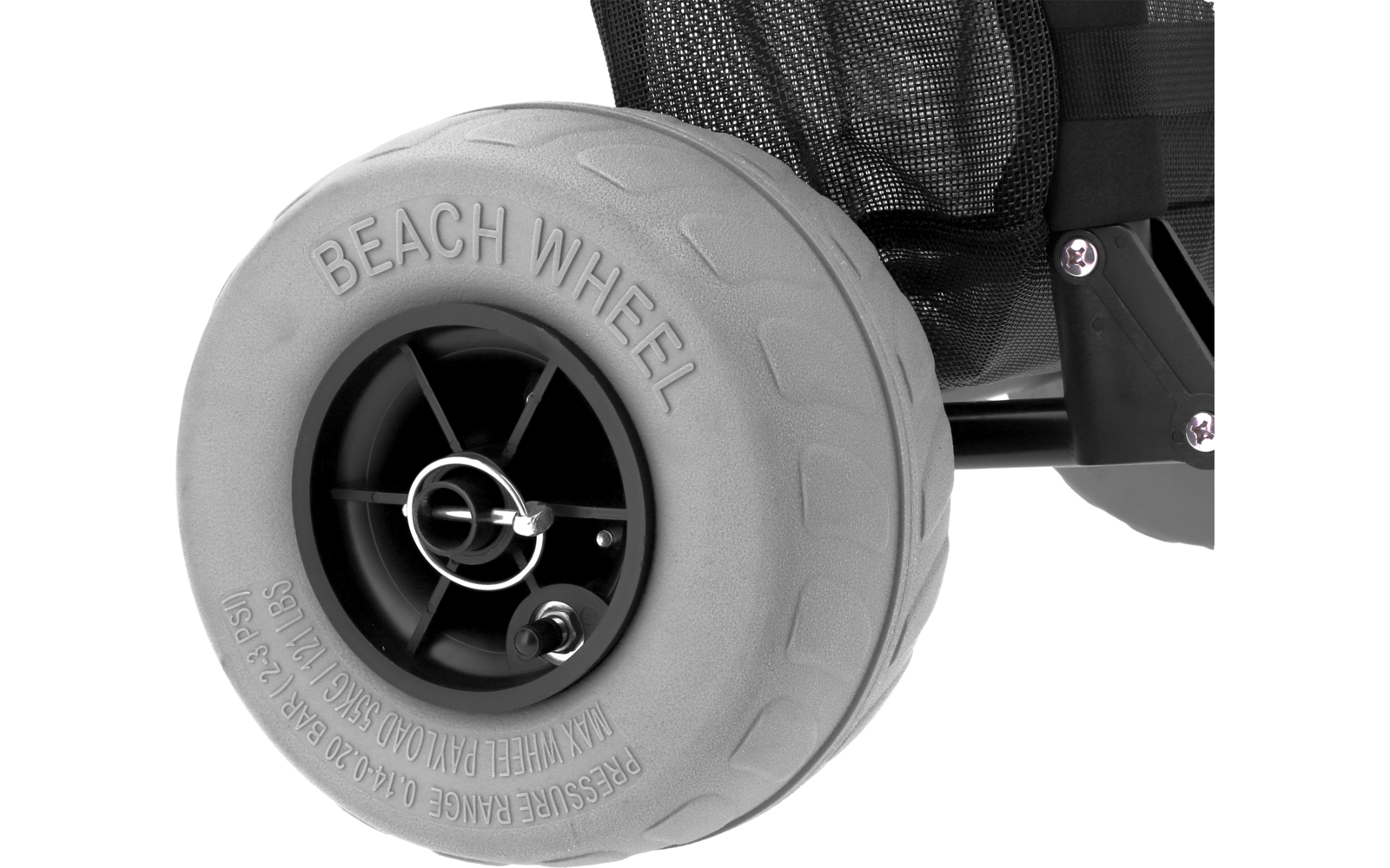 Plano detalle de una rueda gris con la inscripción en relieve 'BEACH WHEEL', llanta negra, pasador metálico plateado visible y estructura negra con tejido de malla