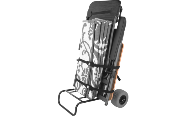 Carretilla de dos ruedas con varias sillas plegadas con tela de estampado floral, sujetas con correas