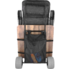 Vista trasera de una silla plegada con listones de madera horizontales, armazón metálico negro, dos ruedas y un bolsillo de malla negro que contiene una botella naranja y sandalias azules