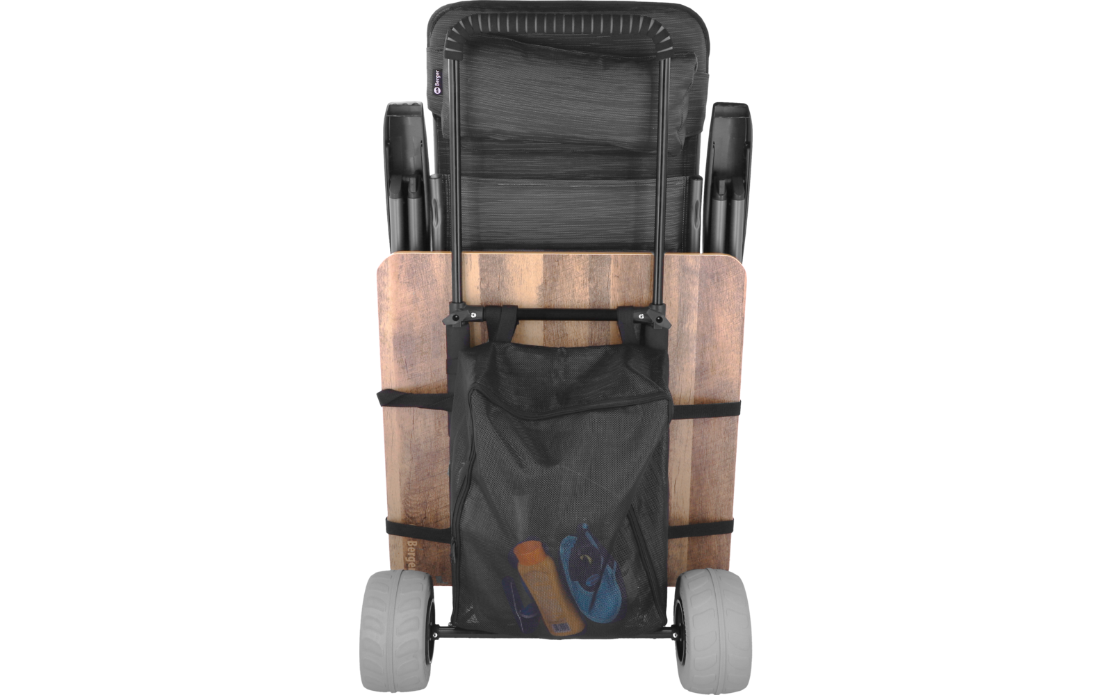 Vista trasera de una silla plegada con listones de madera horizontales, armazón metálico negro, dos ruedas y un bolsillo de malla negro que contiene una botella naranja y sandalias azules