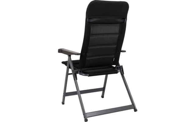 Schwarzer gepolsterter Klappstuhl mit Metallgestell, hoher Rückenlehne mit drei horizontalen Polsterabschnitten, Armlehnen und zwei Querstreben an den Beinen