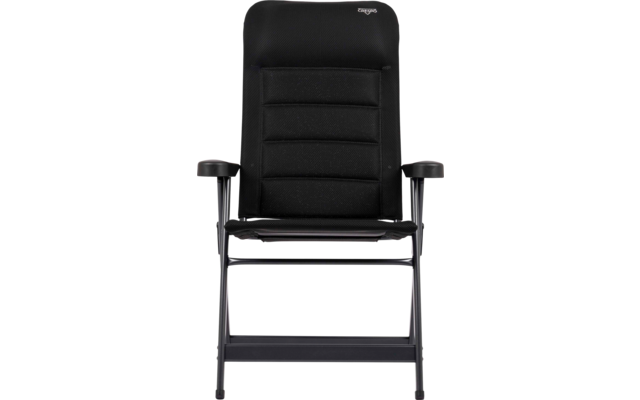 Schwarzer Stuhl, Frontalaufnahme; gepolsterte Rückenlehne mit waagerechten Nähten, schwarze Armlehnen und sichtbares schwarzes Metallgestell