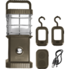 Lámpara de camping verde oliva con paneles transparentes y rejilla metálica protectora, dos pequeñas lámparas colgantes a juego con ganchos, un pequeño dispositivo rectangular con dos aberturas redondas y un cable de carga USB corto