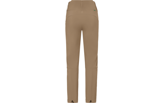 Rückansicht einer beigefarbenen Hose mit Taillenbund, mittiger Naht, kleinem rautenförmigem Zeichen oberhalb der Naht, kleinem grünen Etikett an der rechten Seite und kurzen Schlitzen an den Beinabschlüssen