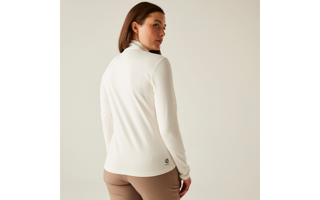 Femme aux longs cheveux bruns portant un pull blanc, regard par-dessus l'épaule vers l'arrière