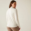 Femme aux longs cheveux bruns portant un pull blanc, regard par-dessus l'épaule vers l'arrière
