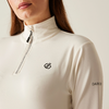 Femme portant un pull à col roulé beige clair avec fermeture éclair et logo sur la poitrine