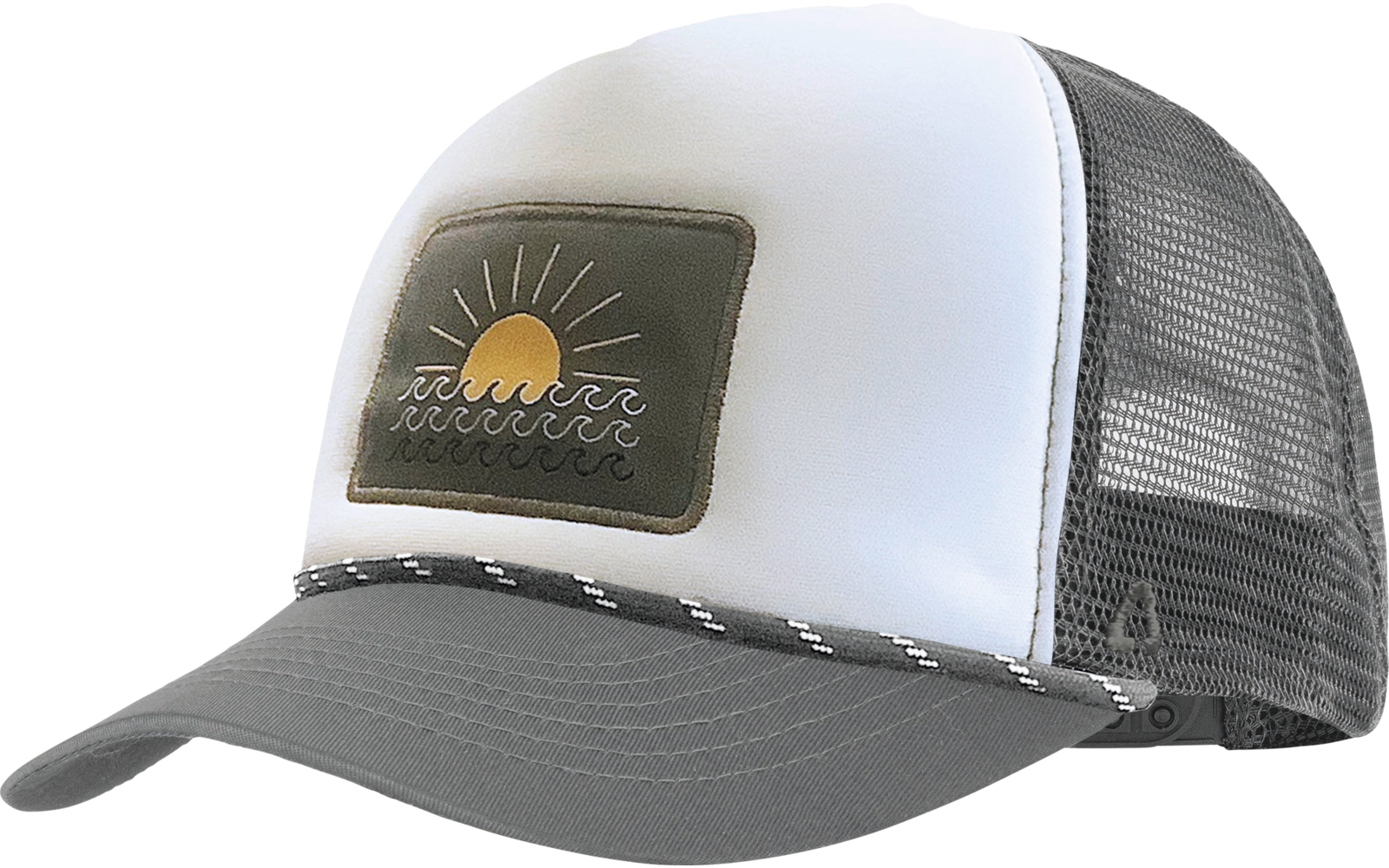 Casquette trucker avec face blanche, visière grise et arrière en mesh gris foncé; écusson rectangulaire représentant un soleil stylisé au‑dessus de vagues