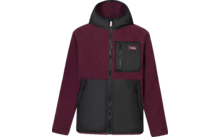 Vorderansicht einer bordeauxroten Fleecejacke mit Kapuze, mittigem Reißverschluss, schwarzen glatten Einsätzen an Brusttasche und unterer Vorderseite, einer Brusttasche mit Reißverschluss und kleinem rechteckigem Label sowie zwei seitlichen Reißversc