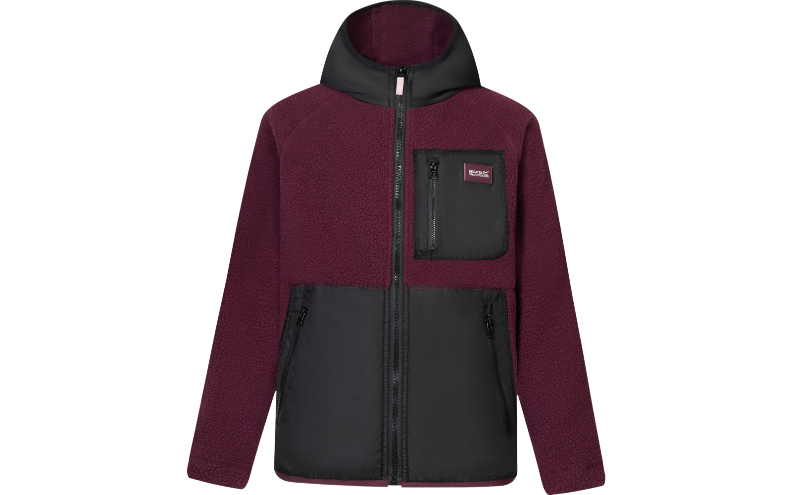 Vorderansicht einer bordeauxroten Fleecejacke mit Kapuze, mittigem Reißverschluss, schwarzen glatten Einsätzen an Brusttasche und unterer Vorderseite, einer Brusttasche mit Reißverschluss und kleinem rechteckigem Label sowie zwei seitlichen Reißversc