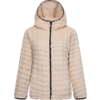 Chaqueta con capucha de pelo sintético beige, cremallera central negra y ribetes negros, vista frontal