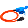 Schlaufe eines orangefarbenen Kabels mit schwarzem zweipoligen Stecker und blauem runden Steckanschluss mit offener Klappe