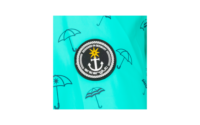 Turquoise achtergrond met zwarte paraplu-symbolen en een ronde zwarte badge met een wit anker, een gele ster en de tekst "DESIGNED IN GERMANY"
