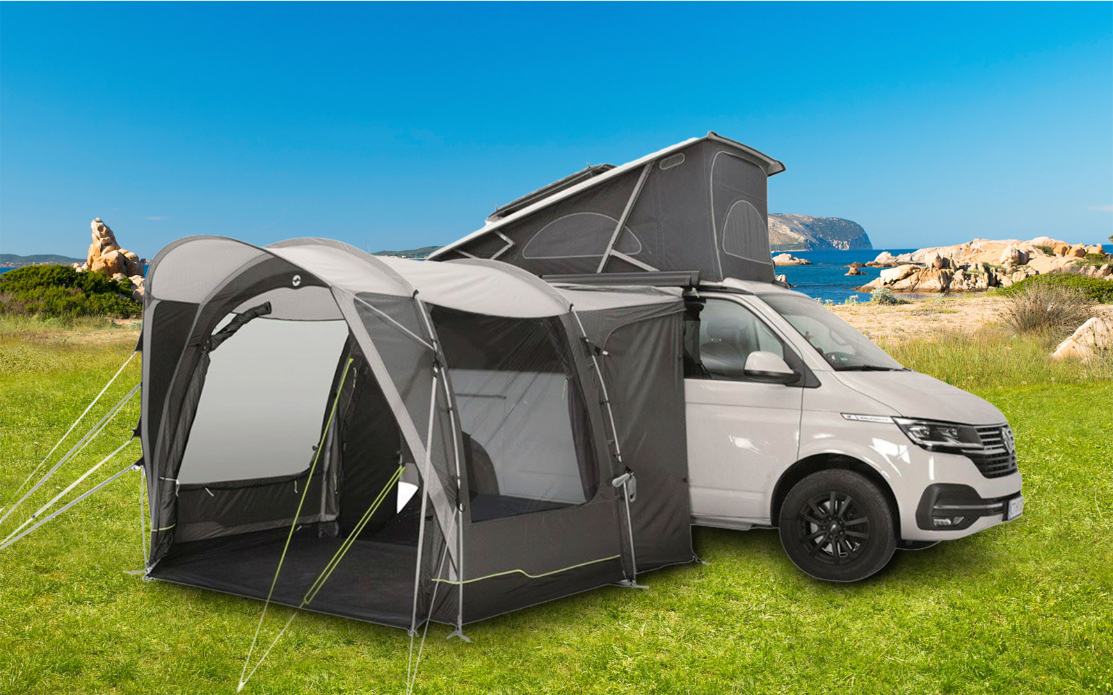 Wohnmobil mit angebautem grauem Vorzelt auf einer grünen Wiese bei sonnigem Wetter