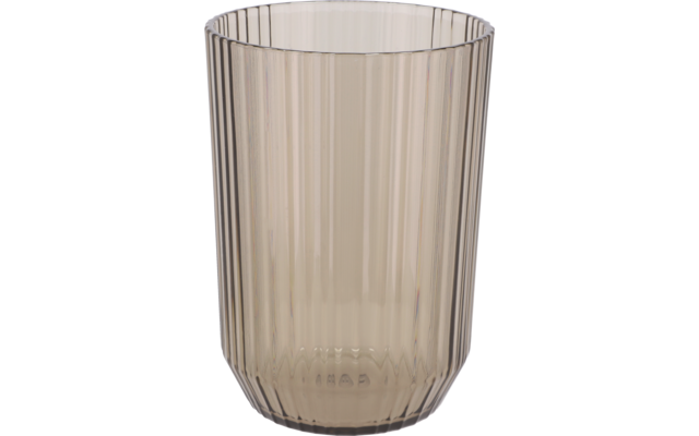 Transluzentes, bräunlich getöntes Trinkglas mit senkrechten Rillen, leer