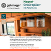 Drie transparante kruidenpotjes met zwarte schroefdeksels aan een metalen strip onder een houten plank; links een raam, op de achtergrond een gevlochten mand op een plank, rechts een potplant; linksboven het 'gelmags'-logo en de tekst 'Magnet-Gewürzgläser'