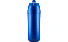 Bouteille d'eau bleue avec bouchon à vis bleu sur fond blanc