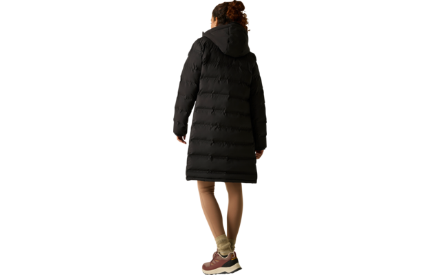 Persona vista da dietro con lungo piumino nero imbottito con cappuccio, pantaloni beige e sneakers marroni