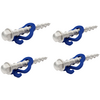 Quattro viti metalliche argentate con clip in plastica blu su sfondo bianco