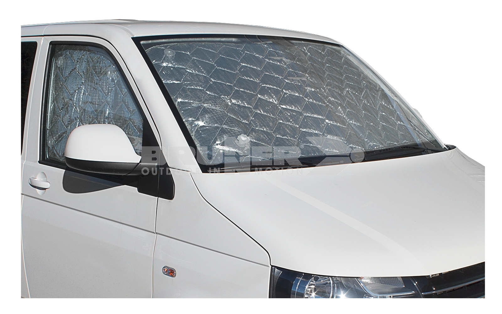 Weißer Van mit innen an der Frontscheibe befestigtem Sonnenschutz