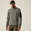 Mann trägt graue Fleecejacke und schwarzen Baseballcap