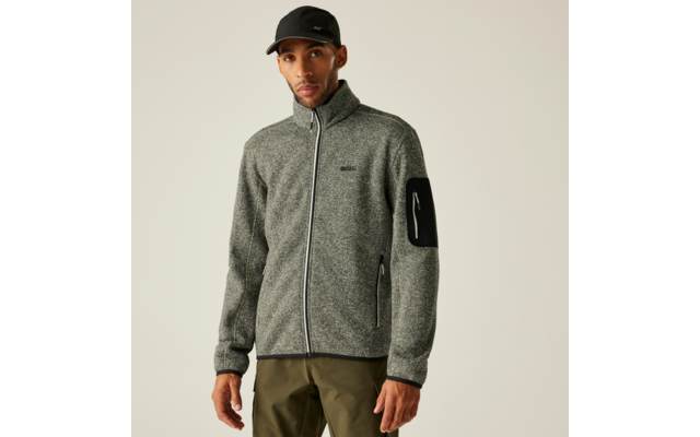 Mann trägt graue Fleecejacke und schwarzen Baseballcap