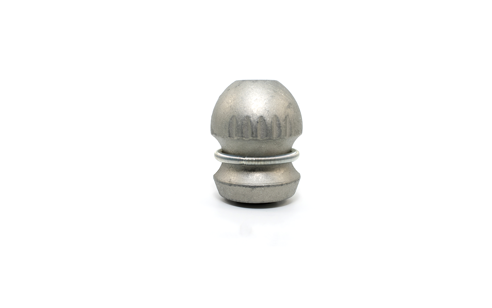 Silberfarbenes, abgerundetes Metallobjekt mit Rillen oben und unten und einem gewickelten Metallring um die Mitte, vor weißem Hintergrund