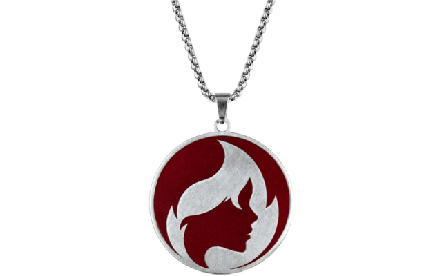 Catena d'argento con ciondolo rotondo, sfondo rosso e silhouette di profilo femminile stilizzata in argento