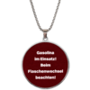 Collana tonda argentata con ciondolo rosso e testo bianco: Gasolina im Einsatz! Beim Flaschenwechsel beachten!
