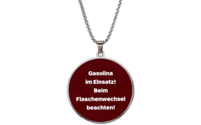 Collana tonda argentata con ciondolo rosso e testo bianco: Gasolina im Einsatz! Beim Flaschenwechsel beachten!