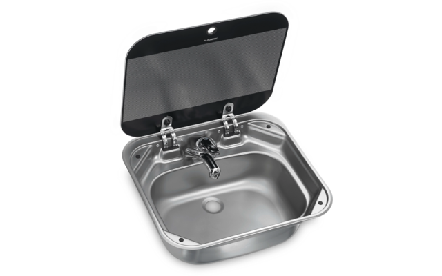 Edelstahlsink mit abgerundeten Ecken, mittigem verchromtem Wasserhahn, sichtbarem Ablaufloch und aufgeklapptem schwarzen Deckel mit zwei Scharnieren