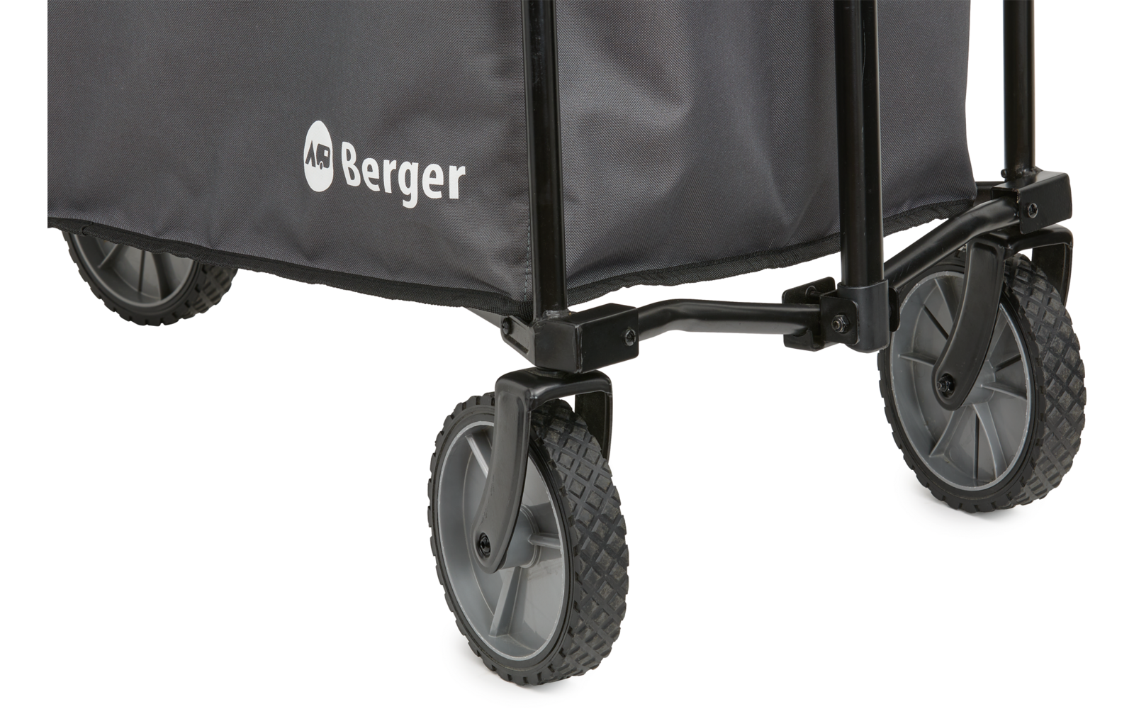 Gros plan du coin inférieur d'une structure roulante avec une housse en tissu gris portant le logo 'Berger', cadre métallique noir, deux grandes roues crantées et une petite roulette avant pivotante