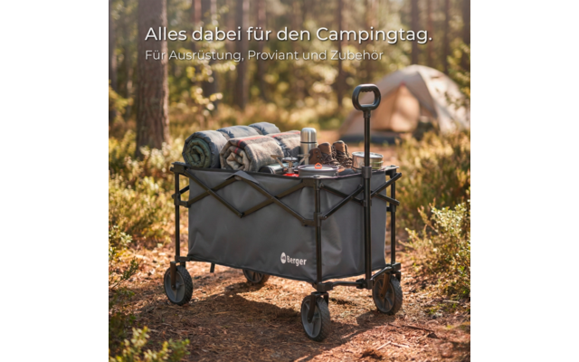Faltbarer Bollerwagen mit Decken, Thermoskanne und Stiefeln auf einem Waldweg; Zelt im Hintergrund