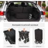 Geöffneter Kofferraum eines Autos mit einem zusammengeklappten schwarzen Kinderwagen; darunter drei kleine Bilder mit Händen: links Kinderwagen aufgestellt, Mitte Kinderwagen zusammengefaltet, rechts Kinderwagen in Hülle stehend; oberhalb Schriftzug 