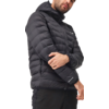 Ein Mann trägt eine schwarze Daunenjacke und verschränkt die Arme