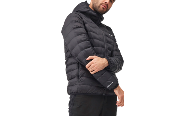 Ein Mann trägt eine schwarze Daunenjacke und verschränkt die Arme