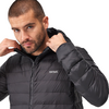 Ein Mann zieht an der Kapuze seiner schwarzen Steppjacke