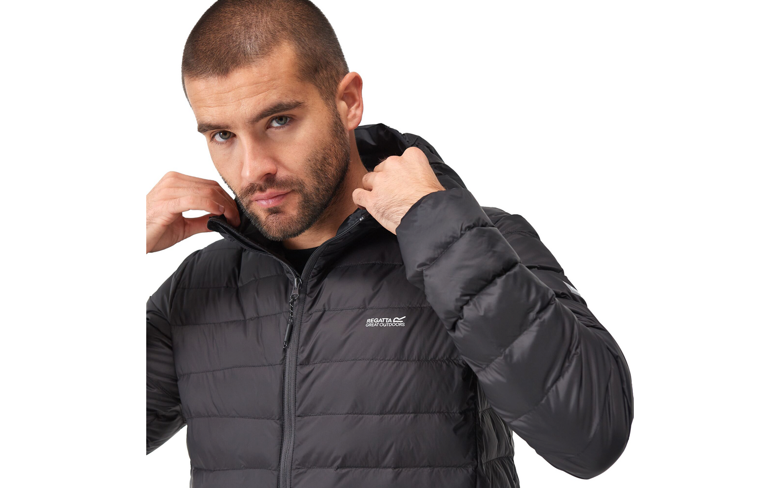 Ein Mann zieht an der Kapuze seiner schwarzen Steppjacke