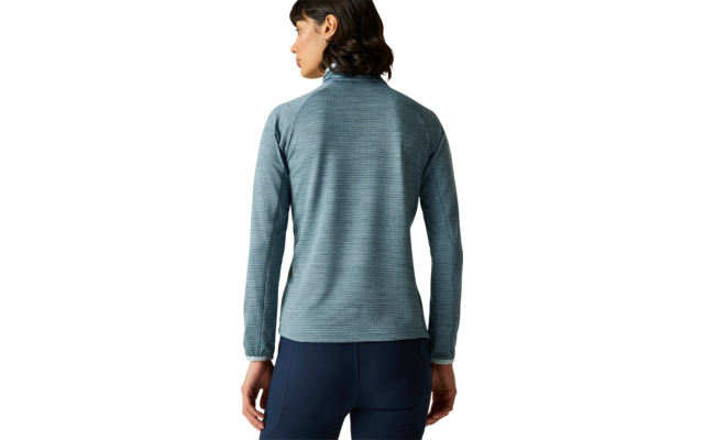 Personne vue de dos portant un pull bleu-vert texturé à manches longues et col montant, et un legging bleu marine, fond beige uni