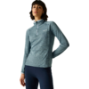 Personne debout portant un haut à manches longues bleu-gris rayé avec une courte fermeture éclair à l'avant et des leggings bleu foncé sur un fond uni clair